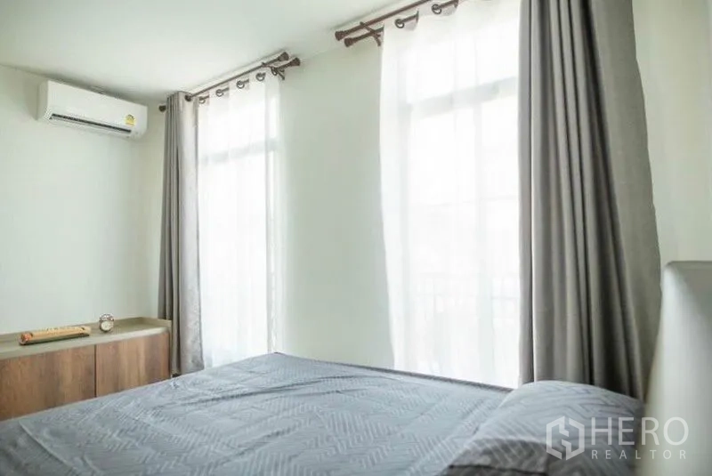 ทาวน์เฮาส์ ให้เช่าในBang Phli, Samut Prakan - ห้องนอนโปร่งแสง มีผ้าม่านสองชั้นและเครื่องปรับอากาศ