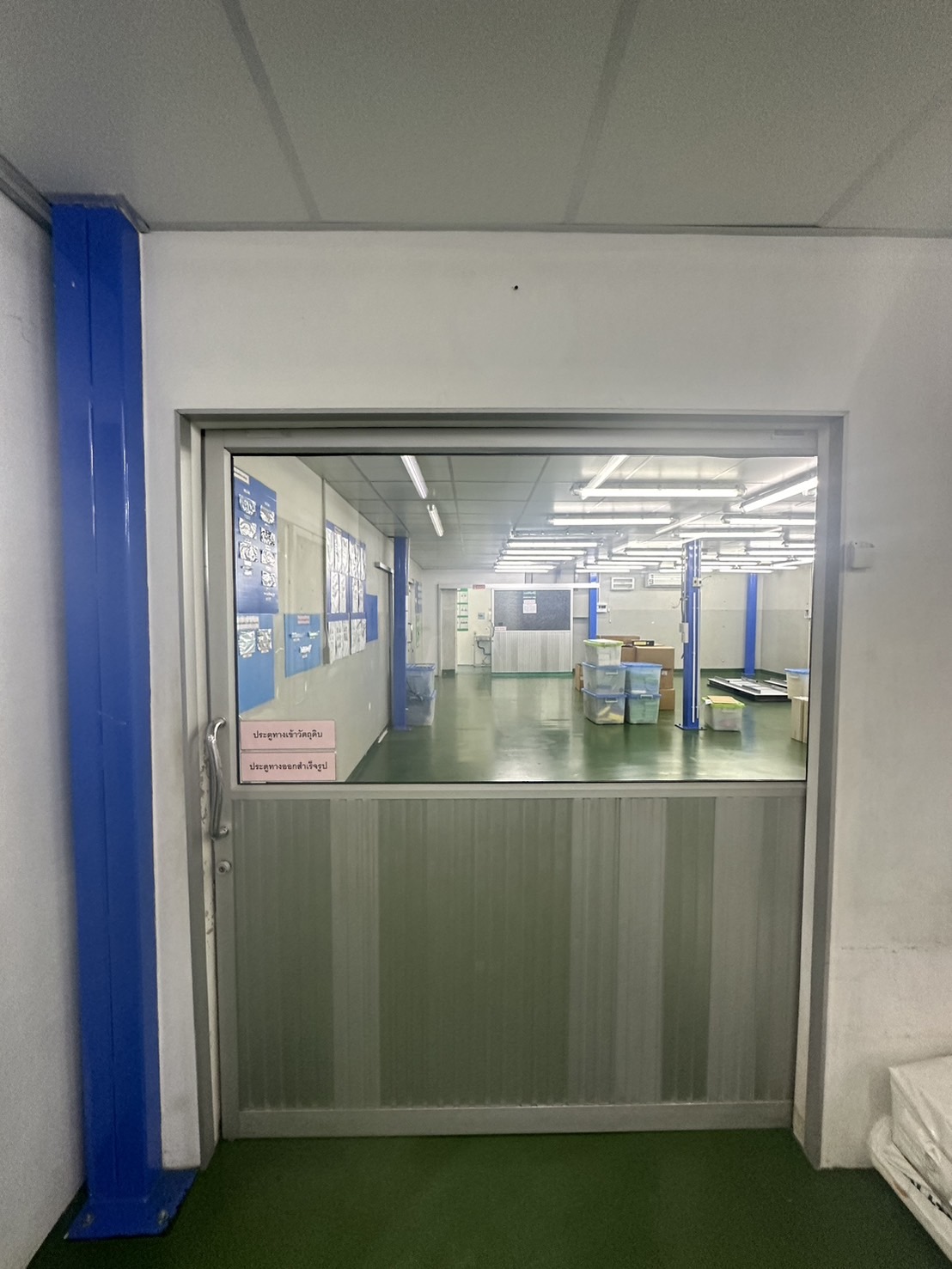 货栈 出租或出售在Lam Luk Ka, Pathum Thani - 通过推拉门进入洁净生产区，荧光灯与环氧地坪。