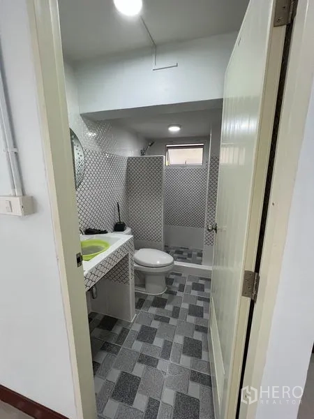 บ้าน ให้เช่าในKhlong Toei, Bangkok - ห้องน้ำที่สอง แบบวอล์กอินชาวเวอร์ กระเบื้องลวดลาย เคาน์เตอร์อ่างล้างหน้า และโถสุขภัณฑ์
