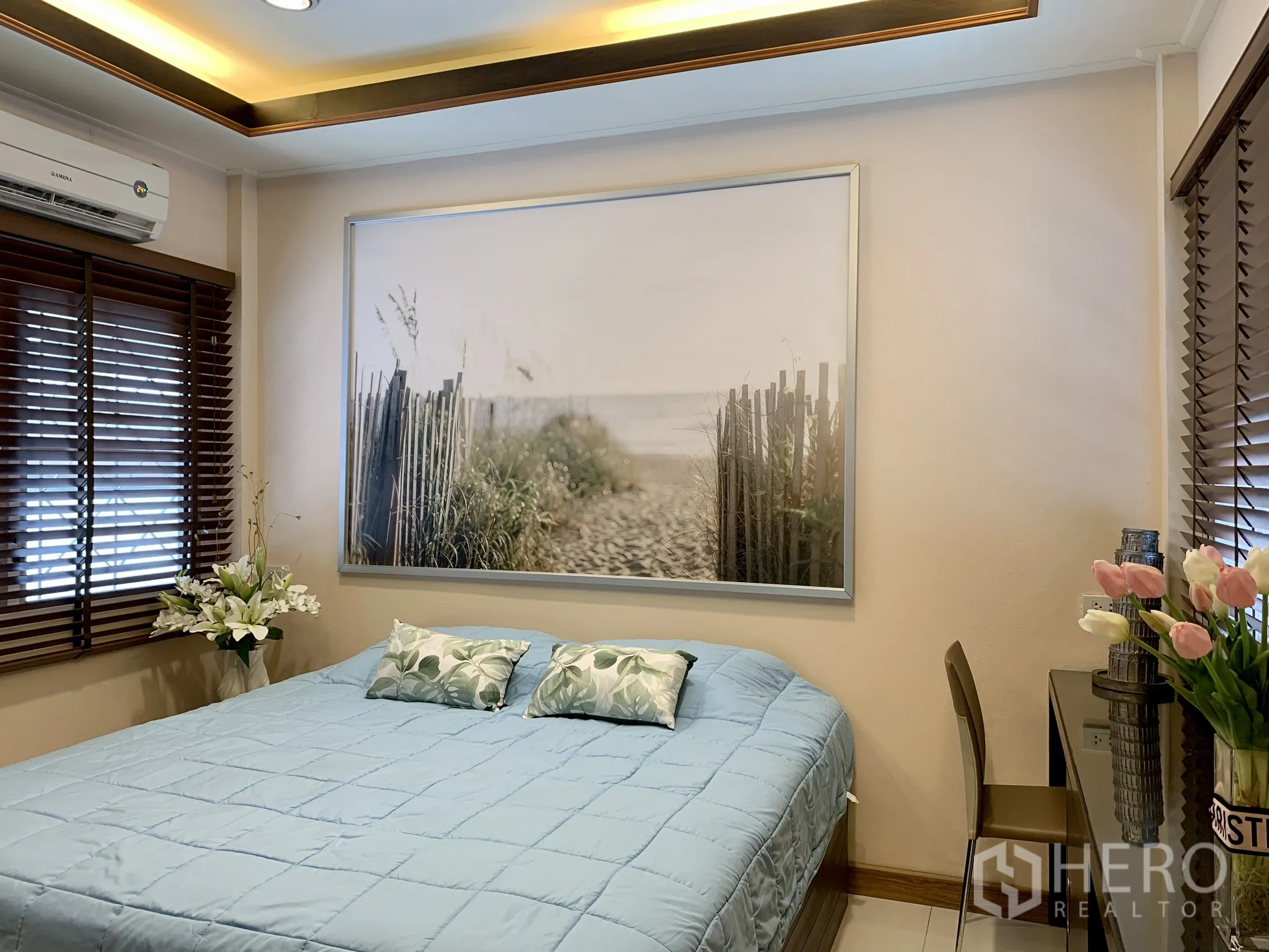 独栋房屋 for rent in Saphan Sung, Bangkok - 明亮阅读角，扶手椅靠近落地窗，旁置绿植盆栽。