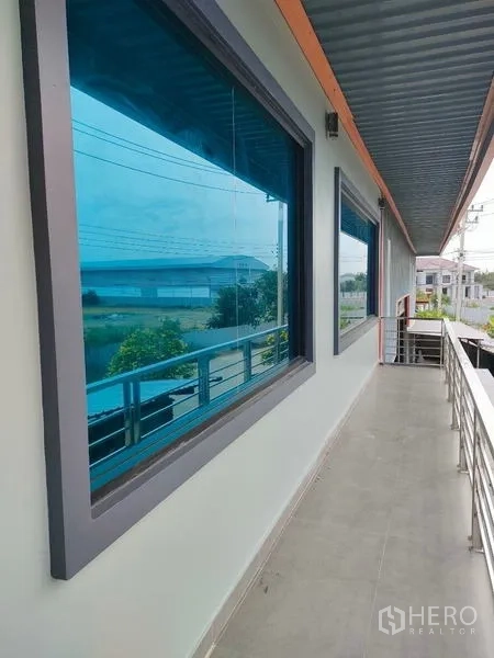 โรงงาน ให้เช่าในBan Phaeo, Samut Sakhon - ระเบียงชั้นสอง ราวโลหะ มองเห็นย่านอุตสาหกรรม