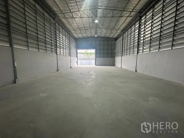 货栈 出租在Prawet, Bangkok - 通透无柱的仓库空间，朝向装卸入口，配备LED照明与侧墙通风面板。