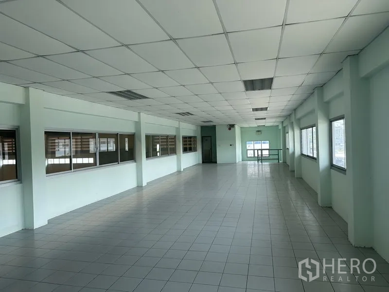โรงงาน ให้เช่าในChon Buri - โถงสำนักงาน ประตูกระจก พื้นกระเบื้อง และบันไดขึ้นชั้นบน