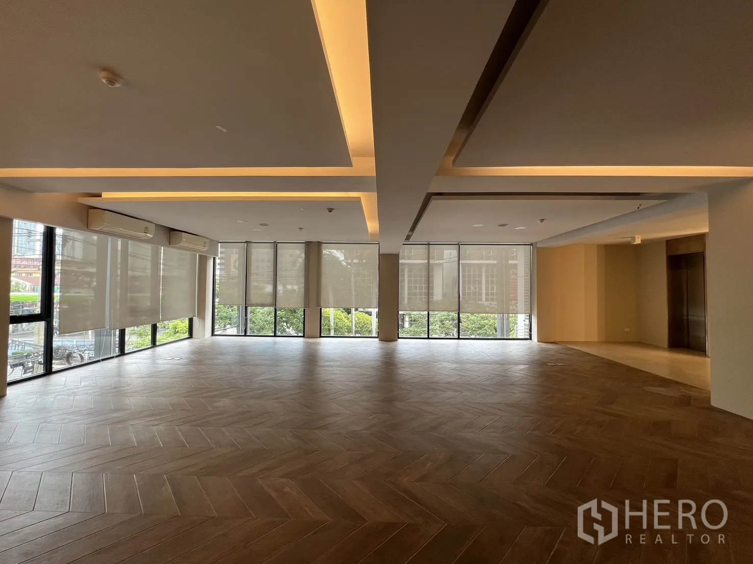 Retail Space for rent in Khlong Toei, Bangkok - Open showroom with herringbone floor, feature lighting and blinds.