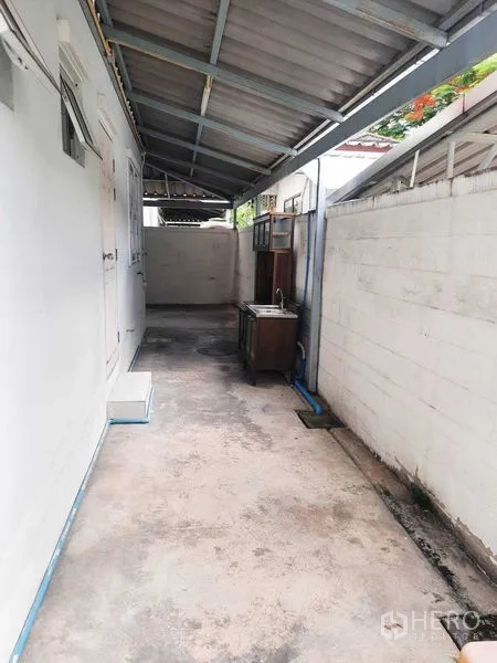 带办公室的家 出租在Watthana, Bangkok - 带顶棚的侧院服务区，设有水槽与储物柜。