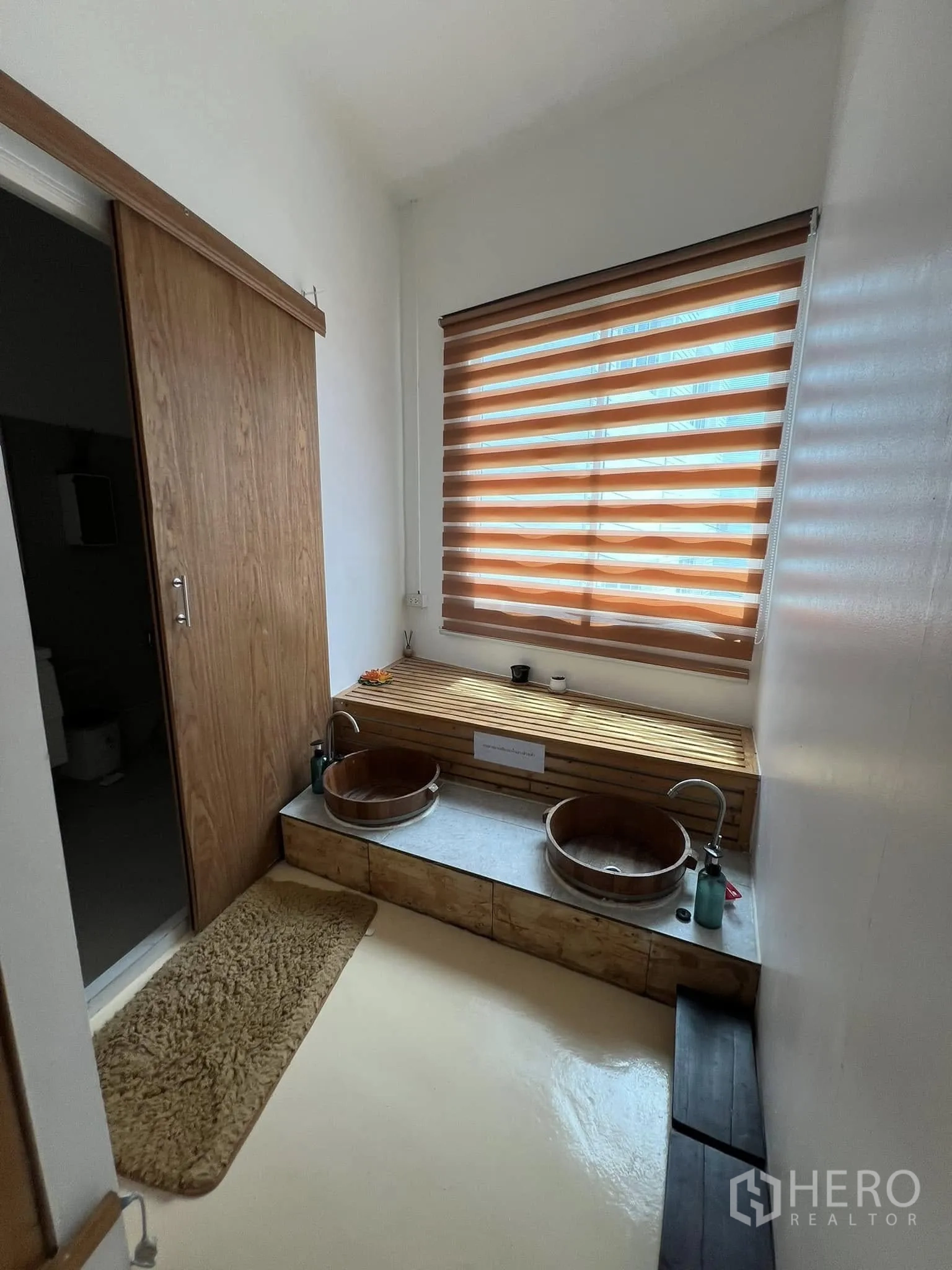 零售空间 for rent in Lat Phrao, Bangkok - 窗下的双位木质足浴台配百叶窗。