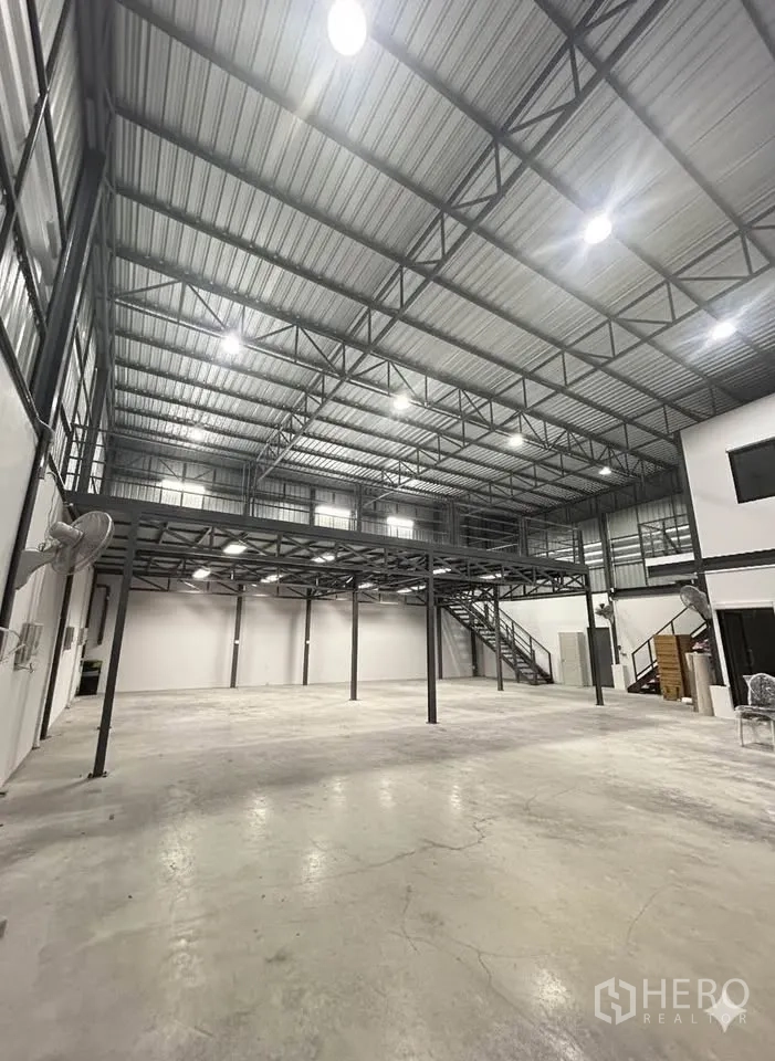 คลังสินค้า for sale in Mueang Nonthaburi, Nonthaburi - ฮอลล์โกดังเพดานสูง กว้างขวาง มีชั้นลอยเหล็ก พื้นคอนกรีต และไฟ LED