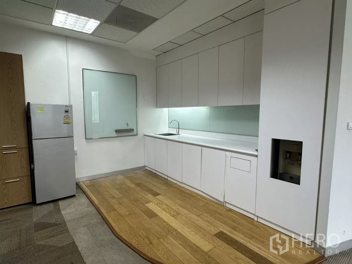Office Space for rent in Watthana, Bangkok - Pantry close-up with white cabinetry, sink and built-in water dispenser niche.
