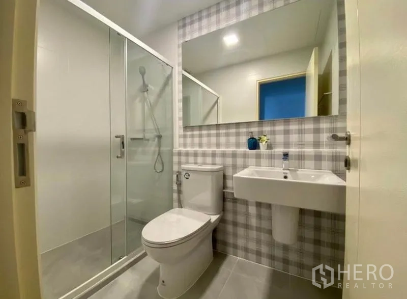 ทาวน์เฮาส์ ให้เช่าในBang Phli, Samut Prakan - ห้องน้ำสไตล์โมเดิร์น พร้อมตู้ shower กระจก ผนังลายตาราง และสุขภัณฑ์สีขาว