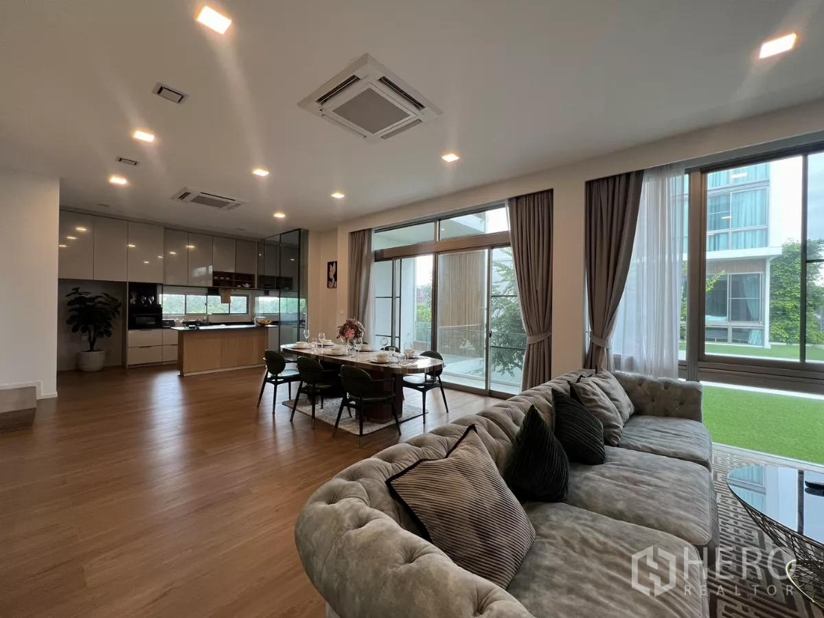 Detached House for rent in Saphan Sung, Bangkok - Spacious living-dining area with panoramic windows and wood floors.