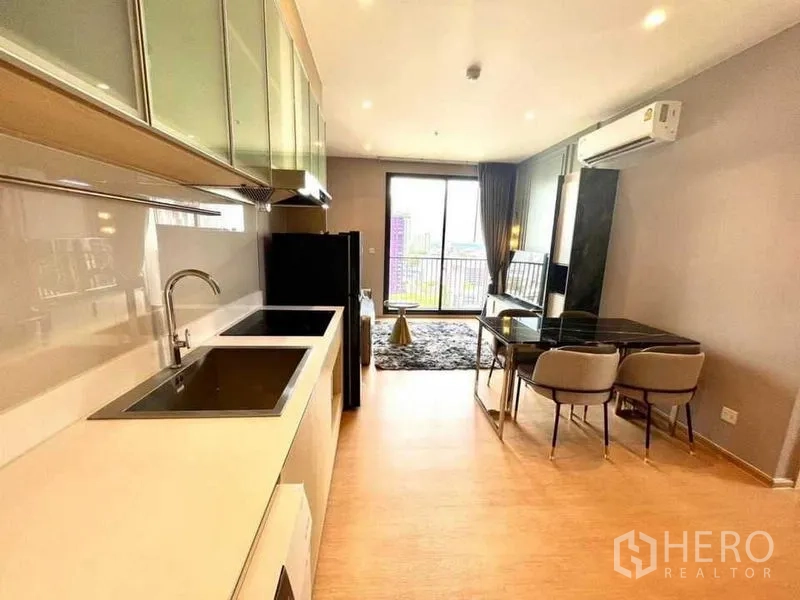 公寓 出租或出售在Watthana, Bangkok - 开放式厨房，双槽与长操作台，面向阳台与城市景观