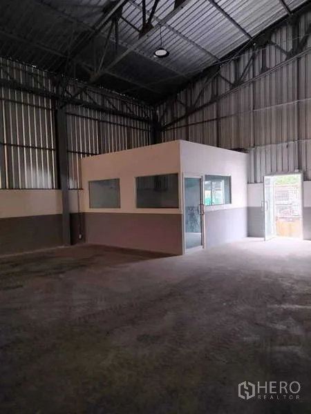 货栈 出租在Lat Krabang, Bangkok - 仓库内设置的独立办公盒体