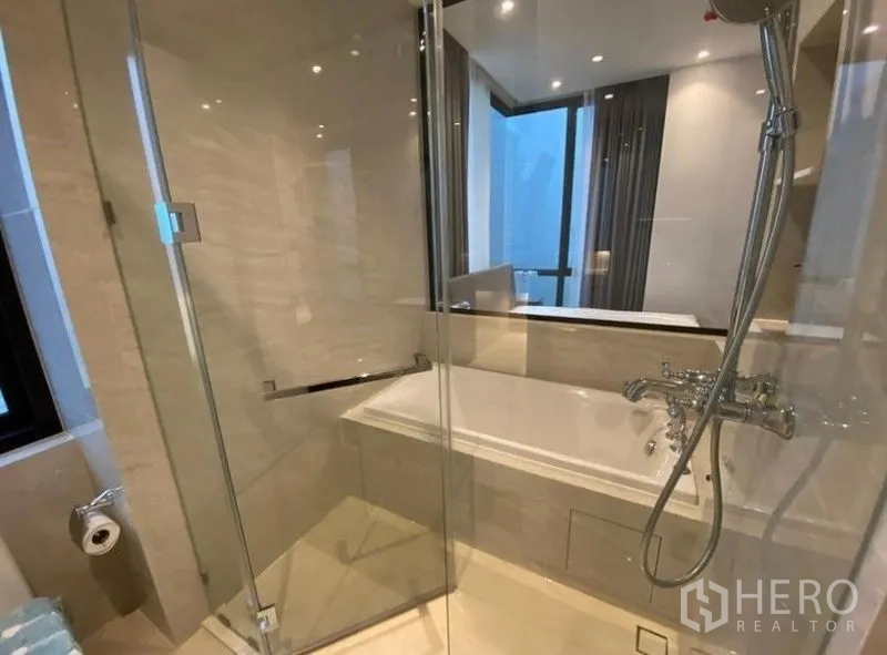 คอนโด ให้เช่าในPathum Wan, Bangkok - ห้องน้ำโมเดิร์นมีตู้ shower กระจก อ่างอาบน้ำแยก และก๊อกโครเมียมใกล้หน้าต่าง