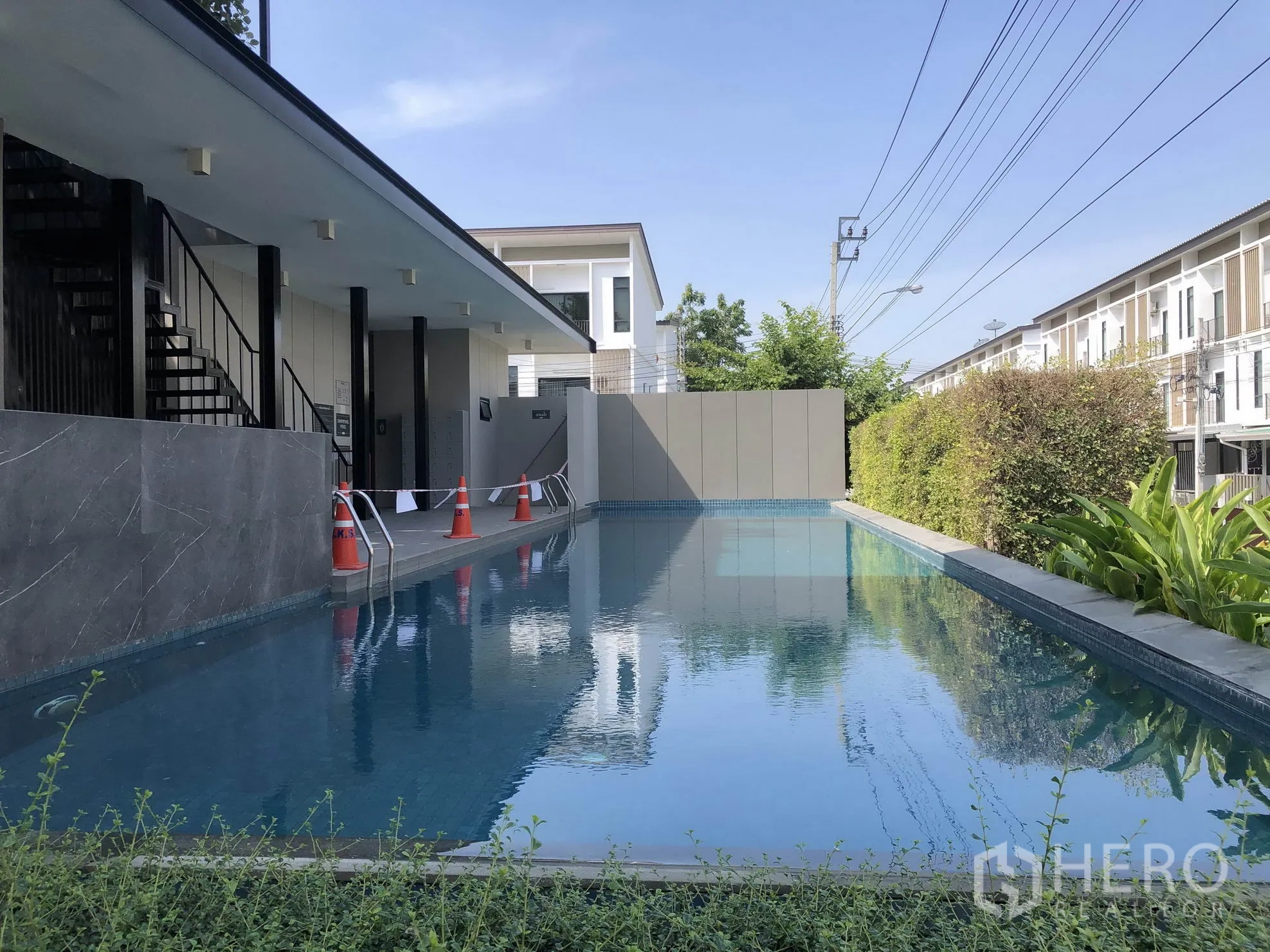 联排别墅 出租在Bang Kapi, Bangkok - 联排小区的公共泳池与会所，绿篱环绕。
