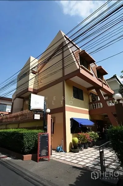 บ้าน ให้เช่าในWatthana, Bangkok - บ้านเดี่ยวสามชั้นทรงเหลี่ยมในเขตวัฒนา มีระเบียง กันสาด และทางเข้าปูกระเบื้องริมซอยเงียบ