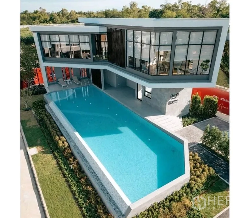 联排别墅 for rent in Bang Phli, Samut Prakan - 现代会所建筑与户外长泳池。
