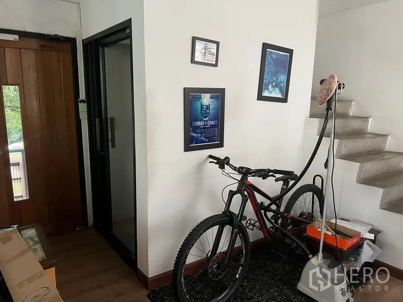 Retail Space for rent in Watthana, Bangkok - Entrance lobby featuring a private lift, staircase and a bicycle against a white wall.