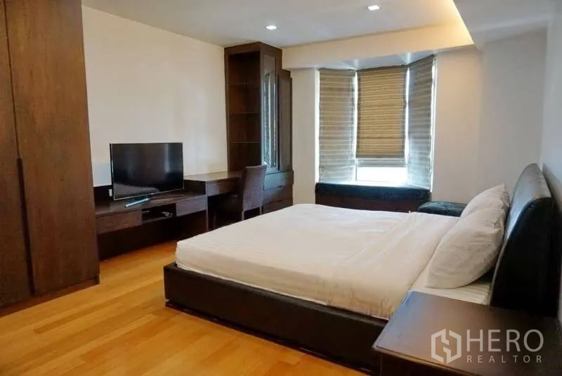 คอนโด ให้เช่าในWatthana, Bangkok - ห้องนอนหลักเตียงคิง มีโต๊ะทำงาน ทีวี และเบย์วินโดว์นั่งเล่น