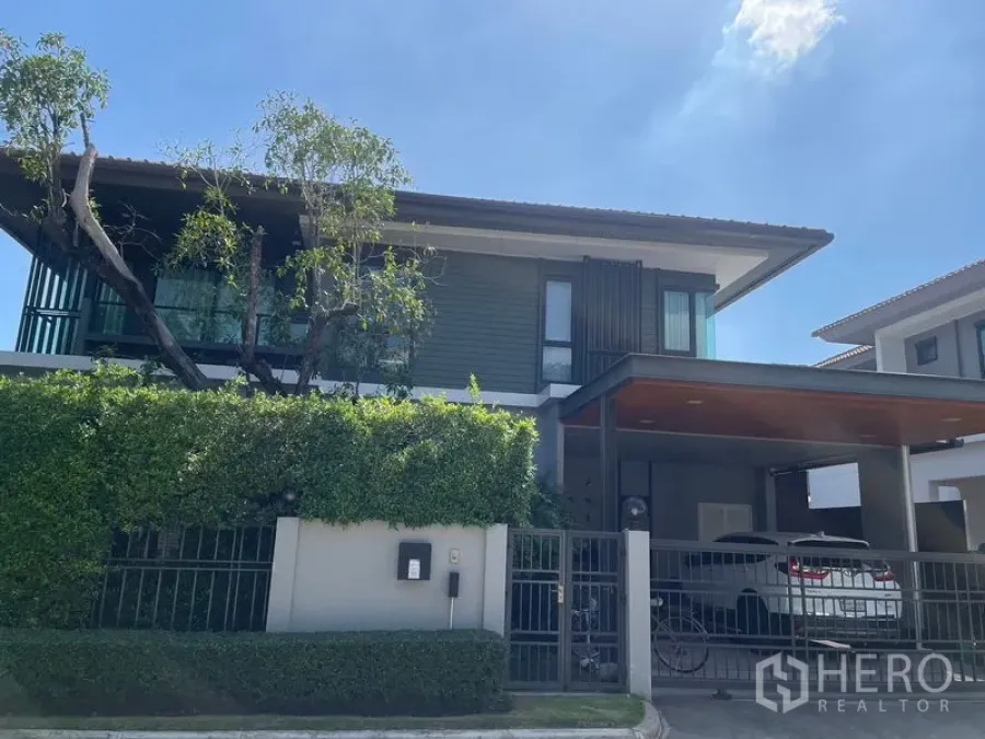 Detached House for rent or sale in Lam Luk Ka, Pathum Thani - Modern two-storey detached house with hedge fence and covered two-car carport in Lam Luk Ka.