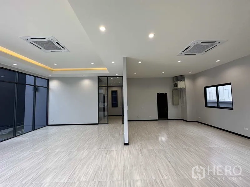Factory for rent or sale in Lam Luk Ka, Pathum Thani - Open-plan office fitted with cassette air-conditioning and large windows.