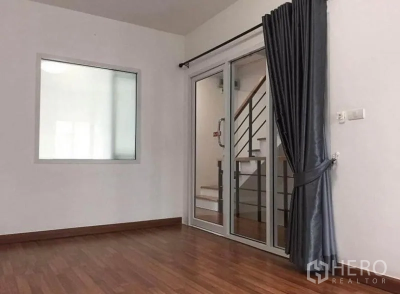 สำนักงานที่บ้าน ให้เช่า - ห้องที่มีประตูกระจกบานเลื่อนเชื่อมโถงบันได ม่านสีเทา และช่องแสงกระจกฝ้า