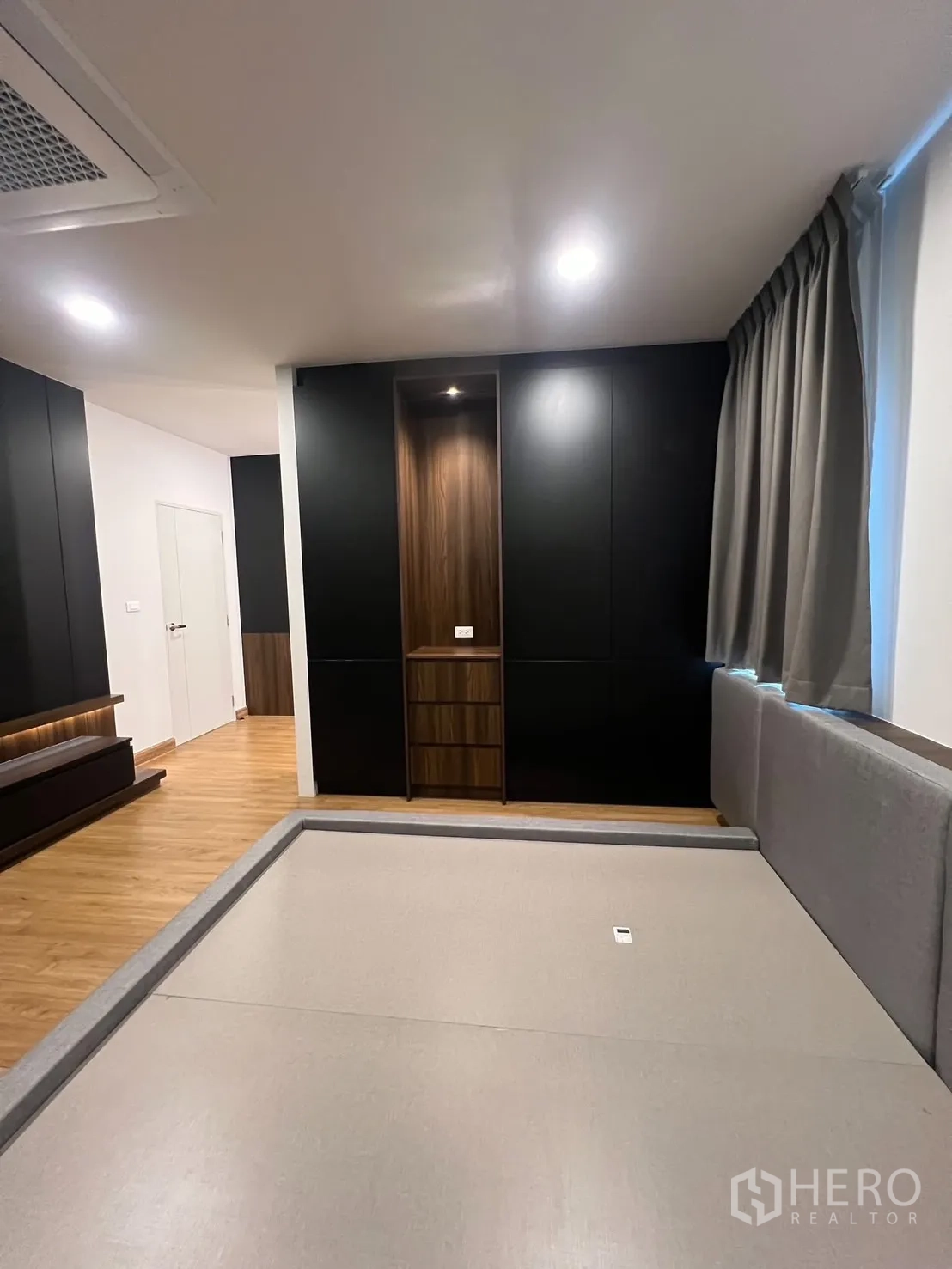 บ้าน ให้เช่าในBang Phli, Samut Prakan - ห้องนอนพร้อมเตียงแพลตฟอร์มและตู้บิลท์อิน พื้นไม้