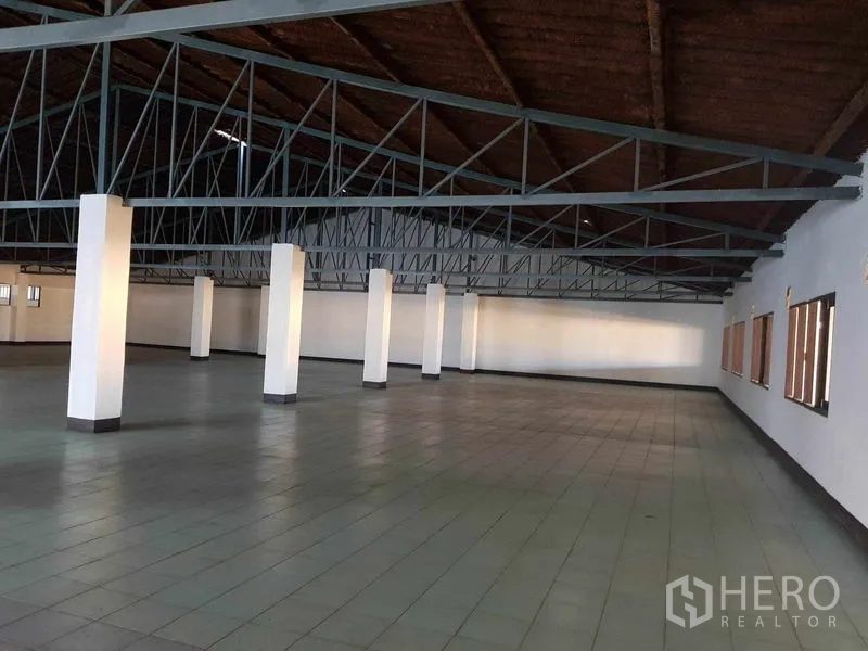 Warehouse for rent in Nong Khaem, Bangkok - Warehouse level with steel truss roof and tiled flooring.
