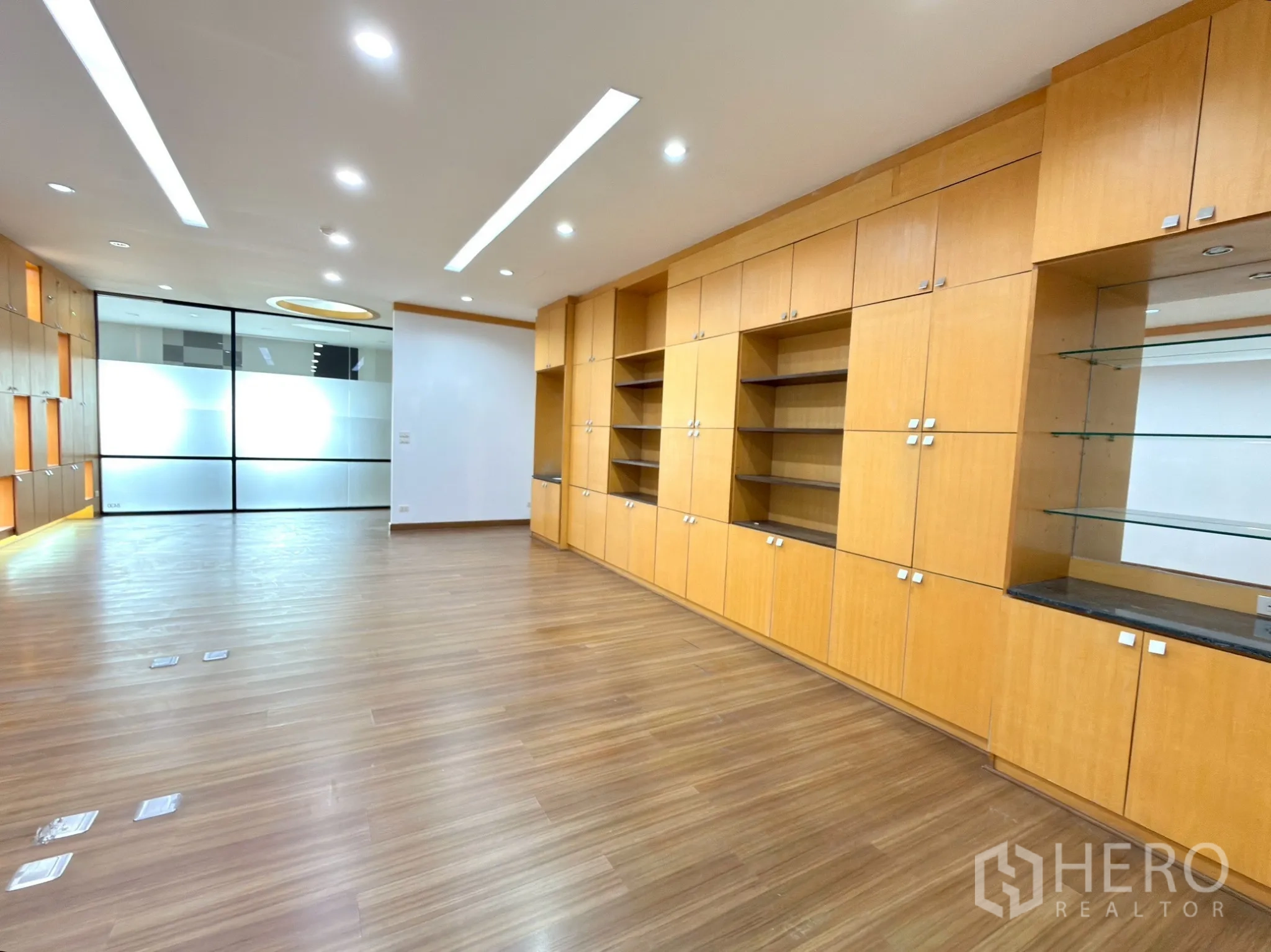 ออฟฟิศ for rent in Watthana, Bangkok - ผนังตู้ไม้พร้อมชั้นกระจก ตรงข้ามฉากกั้นกระจกฝ้า.