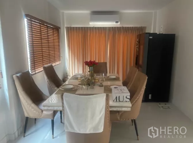 Detached House for rent or sale in Saphan Sung, Bangkok - Six-seat dining room with air conditioner and soft drapes.