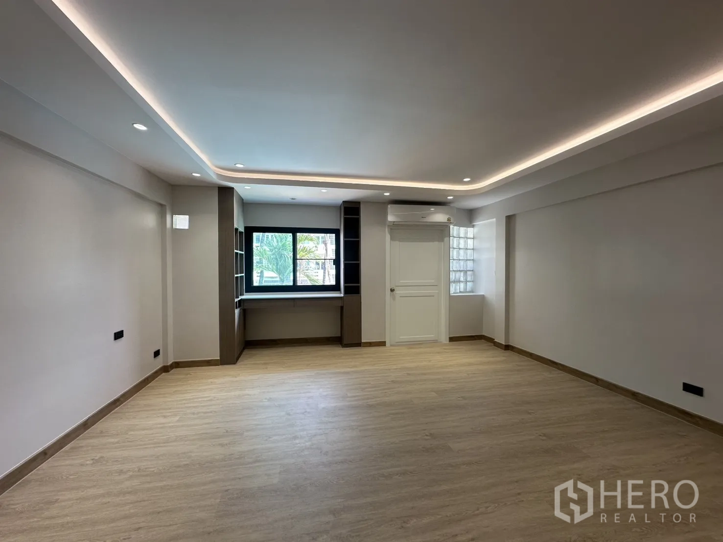 家庭办公室 for rent in Watthana, Bangkok - 明亮多功能房，木地板并设窗边书桌。