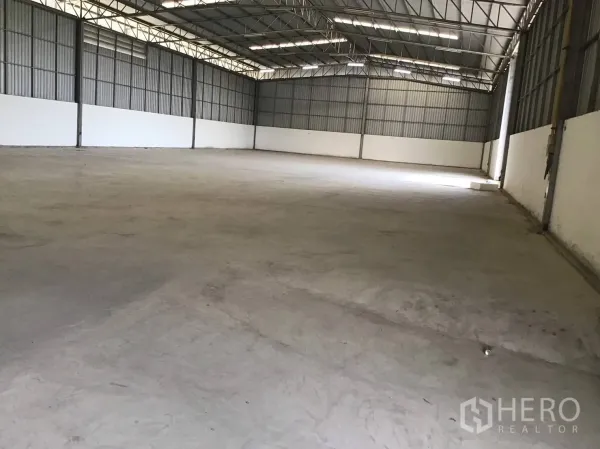 คลังสินค้า ให้เช่าในLat Krabang, Bangkok - ฮอลล์เก็บสินค้าพื้นที่โล่ง เสาเหล็ก ช่องลมระบายอากาศ และพื้นคอนกรีต