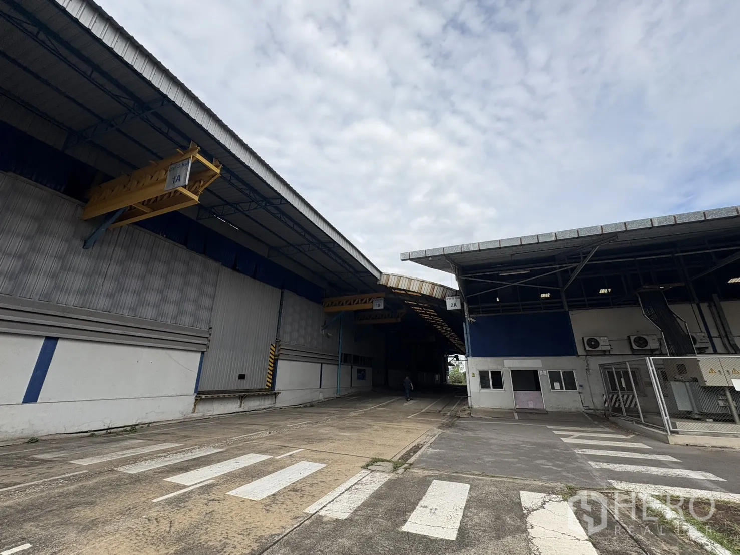 โรงงาน ให้เช่าในPhra Pradaeng, Samut Prakan - ทางเชื่อมท่าขนถ่ายมีหลังคาคลุม เชื่อมอาคารผลิตภายในโครงการรักษาความปลอดภัย