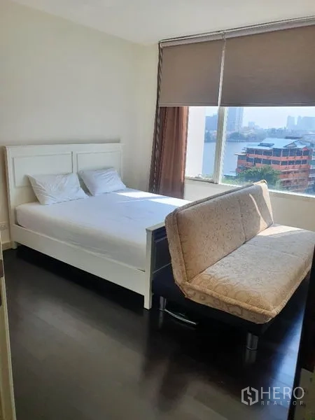 公寓 出租在Khlong San, Bangkok - 明亮卧室，双人床与沙发，大窗户观河景。