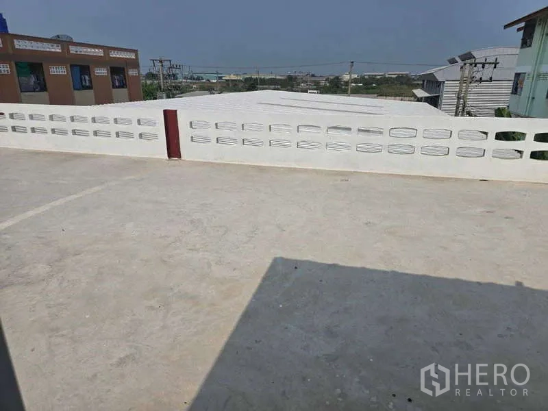 Warehouse for rent in Mueang Samut Sakhon, Samut Sakhon - Rooftop area overlooking neighboring buildings and power lines.