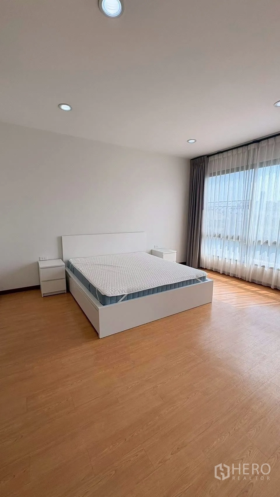ทาวน์เฮาส์ for rent in Phra Khanong, Bangkok - ห้องนอนสว่างพร้อมเตียงและผ้าม่านโปร่งรับแสงธรรมชาติ