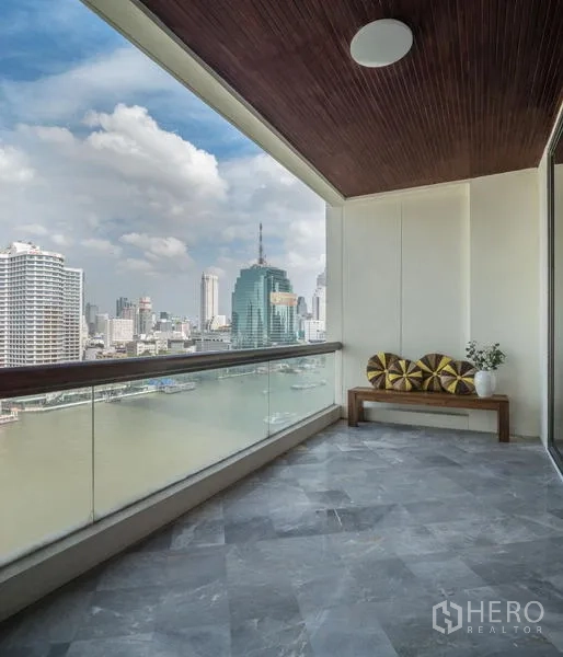 คอนโด ให้เช่าในKhlong San, Bangkok - ระเบียงกว้างมีหลังคาและราวกระจก มองเห็นแม่น้ำเจ้าพระยา