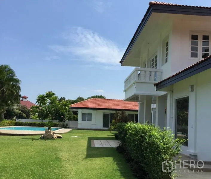 Detached House for rent in Bang Phli, Samut Prakan - Expansive lawn with the main house, balcony, private pool, and a guest pavilion.