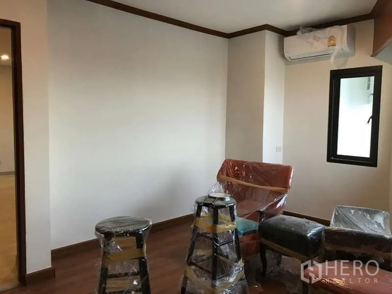 公寓 出售在Watthana, Bangkok - 小型多功能房，带窗与空调，椅凳包膜待布置。