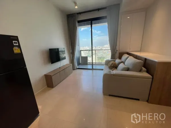 公寓 出租 - 客厅设壁挂电视，通向阳台，享受全景城市天际线。