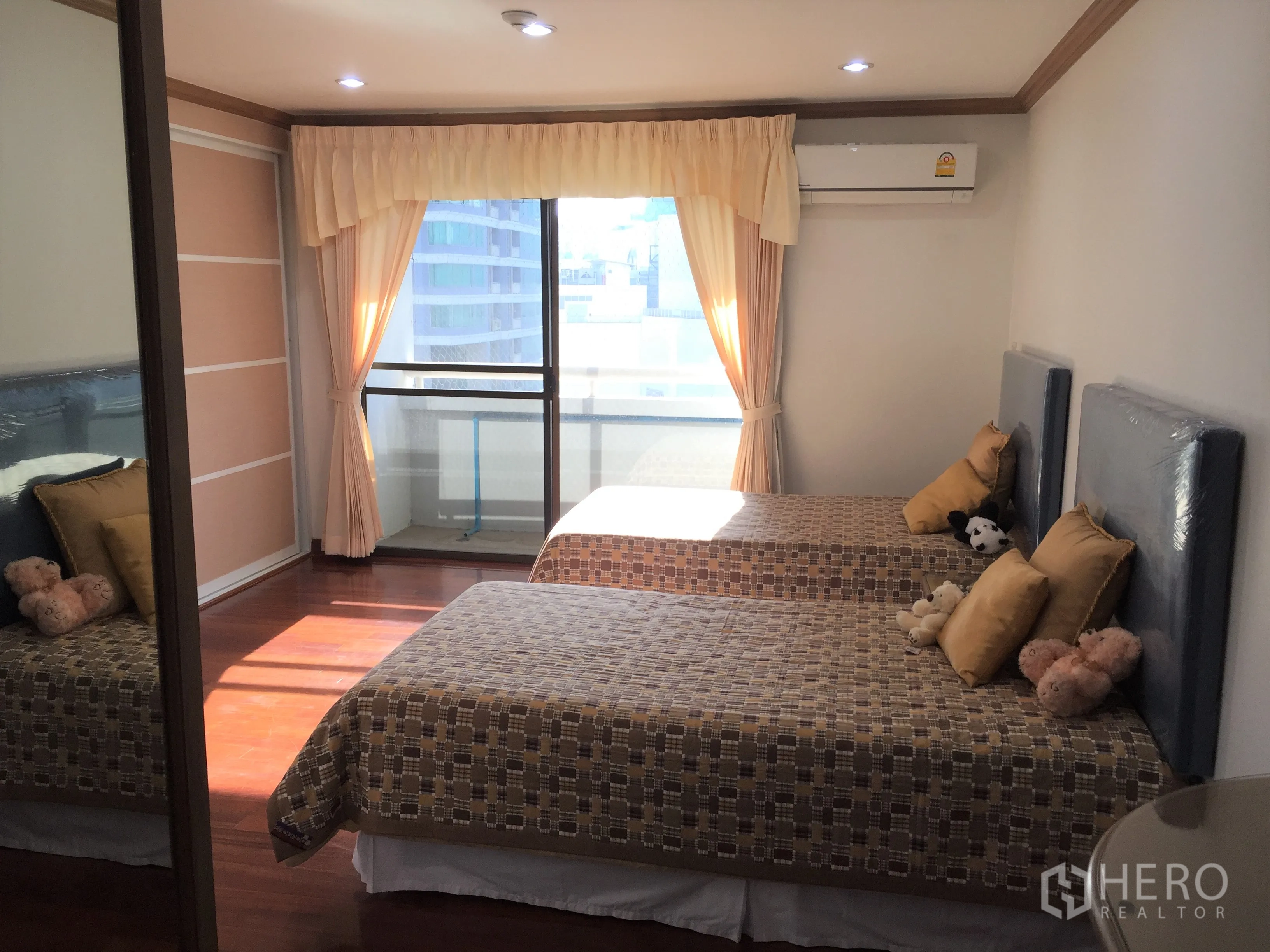 คอนโด ให้เช่าในWatthana, Bangkok - ห้องนอนเตียงคู่พร้อมประตูบานเลื่อนออกสู่ระเบียงและผ้าม่านสีอ่อน