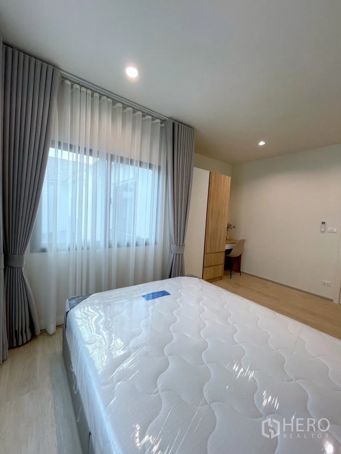 บ้านเดี่ยว for rent in Bang Phli, Samut Prakan - ห้องนอนสว่าง มีหน้าต่างบานใหญ่ ผ้าม่านโปร่ง และเตียงใหม่บนพื้นลามิเนตโทนอ่อน
