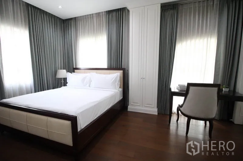 Detached House for rent or sale - Secondary bedroom with built-in wardrobe, study desk, large windows and wood floors.