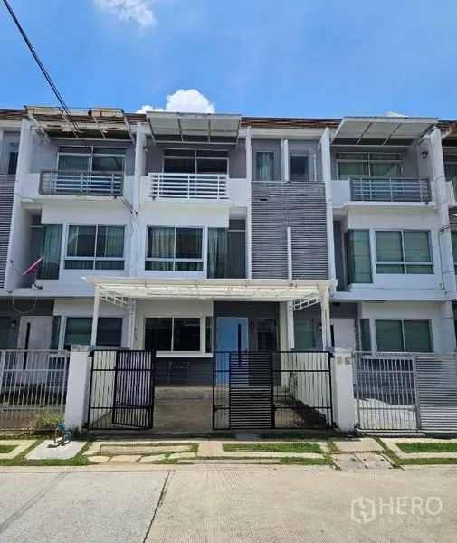 带办公室的家 出租或出售在Suan Luang, Bangkok - 现代三层家用办公楼正立面，围栏与车棚
