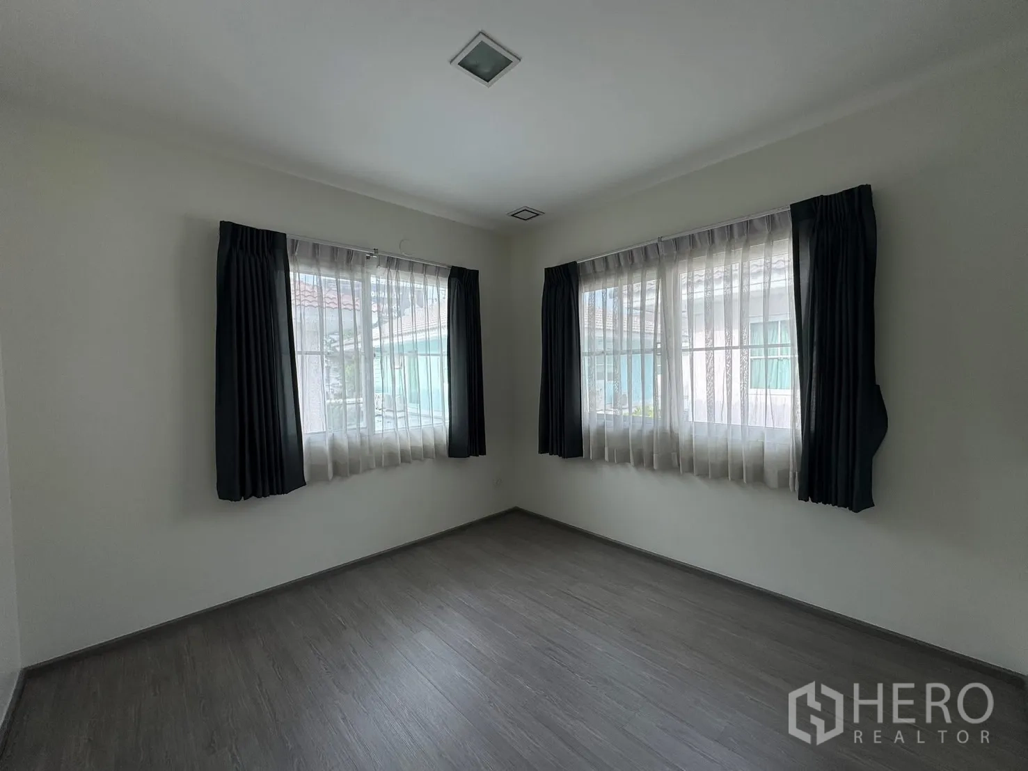 บ้านเดี่ยว for rent in Bang Phli, Samut Prakan - ห้องนอนมุมสว่าง มีหน้าต่างสองด้านและผ้าม่านสองชั้น