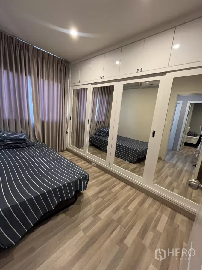 独立式住宅 出租在Suan Luang, Bangkok - 卧室带嵌入式镜面衣柜与木纹地板