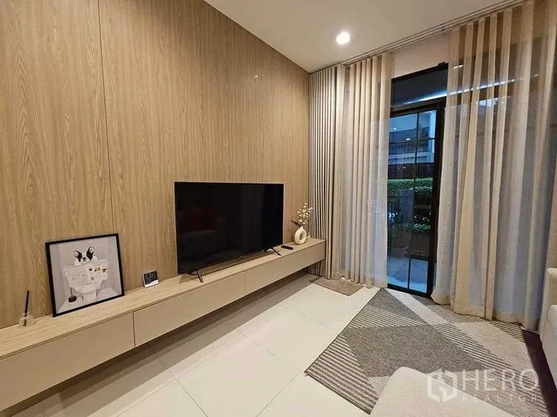 Detached House for sale in Bang Kruai, Nonthaburi - TV corner with wood feature wall, floating console and access to the terrace.