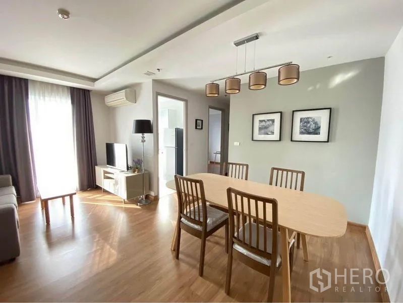 คอนโด ให้เช่าในHuai Khwang, Bangkok - พื้นที่รับประทานอาหารกว้างพร้อมเก้าอี้สี่ตัวและทางเข้าครัว