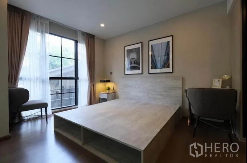 คอนโด ให้เช่าในPathum Wan, Bangkok - ห้องนอนอีกห้องพร้อมเตียงยกพื้น มุมทำงาน และหน้าต่างบานใหญ่
