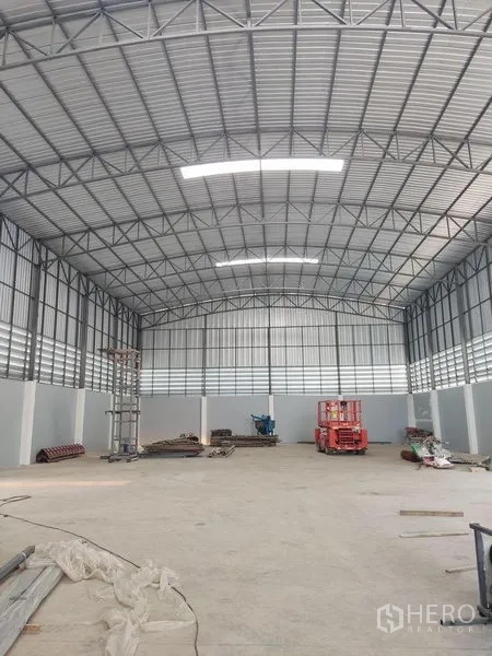 โรงงาน ขายในKrathum Baen, Samut Sakhon - ภายในคลังสินค้าเพดานสูง โครงหลังคาเหล็ก มีช่องรับแสงและพื้นโล่ง