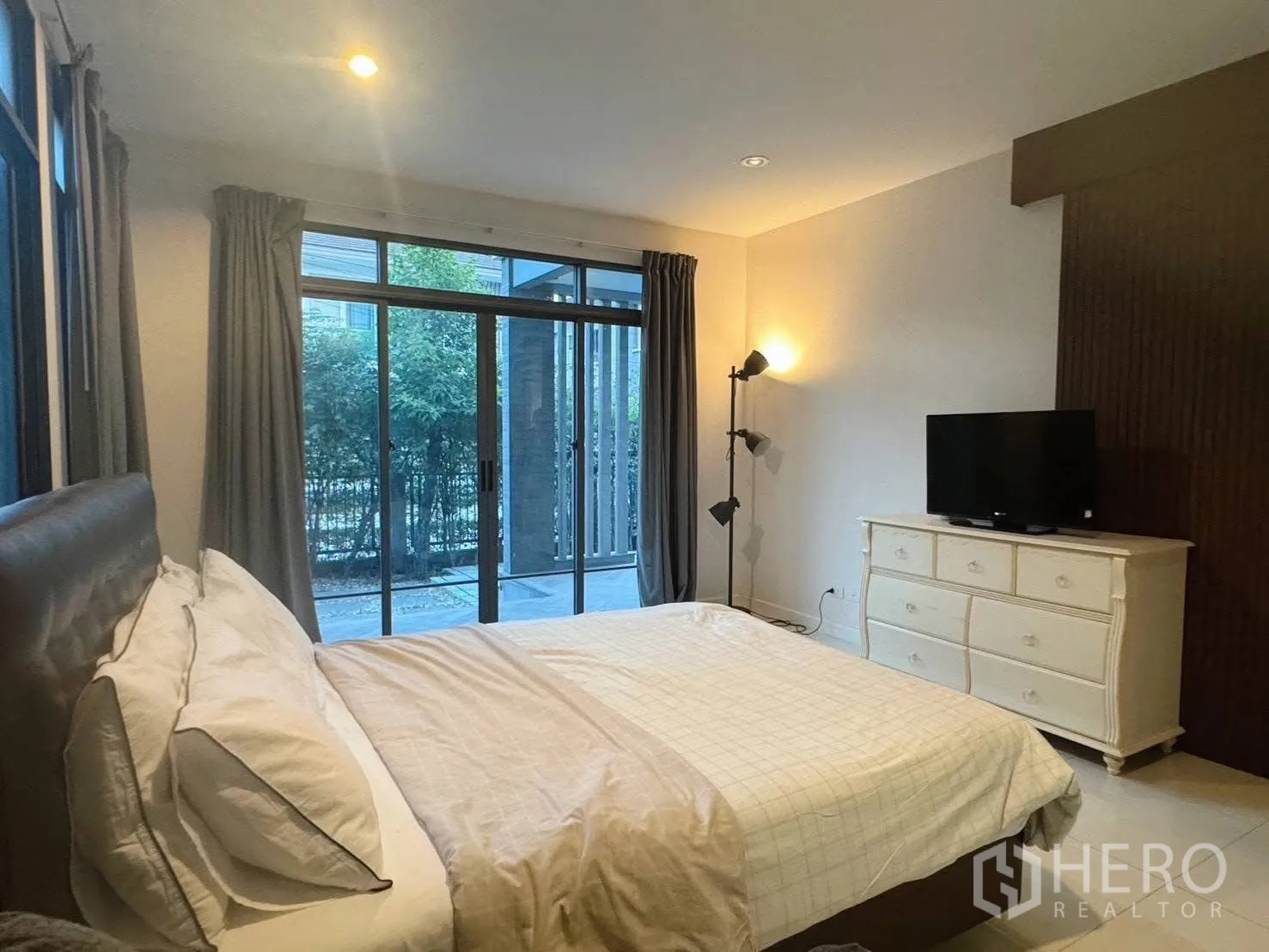 บ้านเดี่ยว for rent or sale in Suan Luang, Bangkok - ห้องนอนมีประตูกระจกบานเลื่อนออกลานหน้า ตู้ลิ้นชักและทีวี